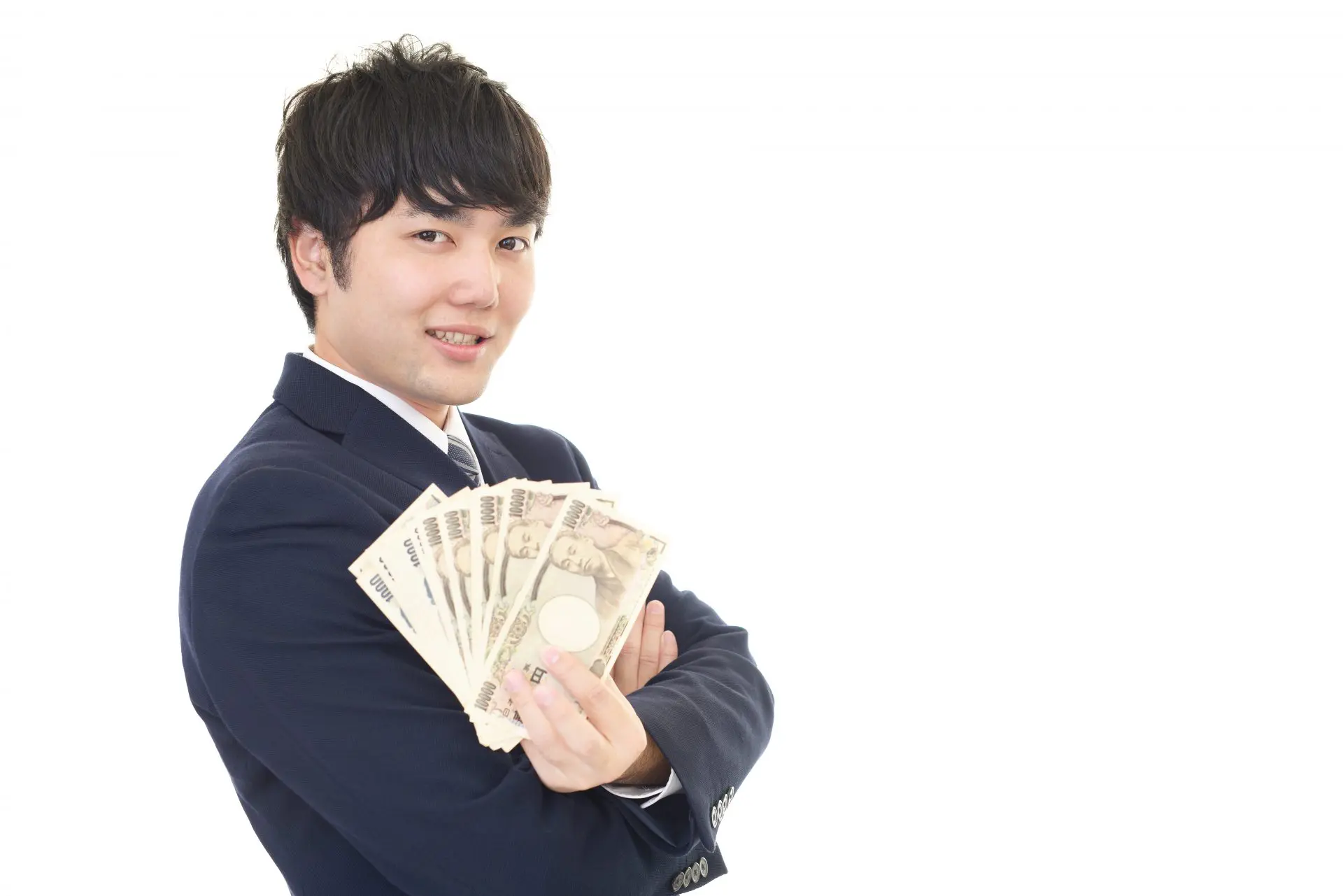 スーツ姿の若い男性が腕を組んだ状態で左手に扇型に広げた1万円札を持っている