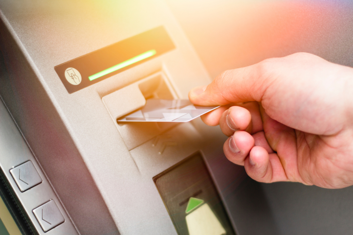 レイクが利用できる提携ATMとは？ 使い方や便利な機能も紹介 [PR]