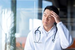 うつ病で苦しんでいる医師は意外と多い？ 医療業界の現状や転職成功のポイントも解説