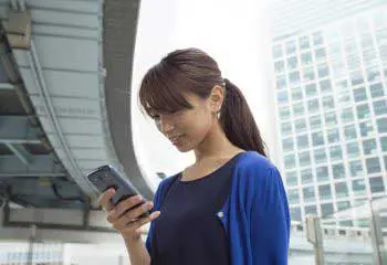 スマホを見る女性