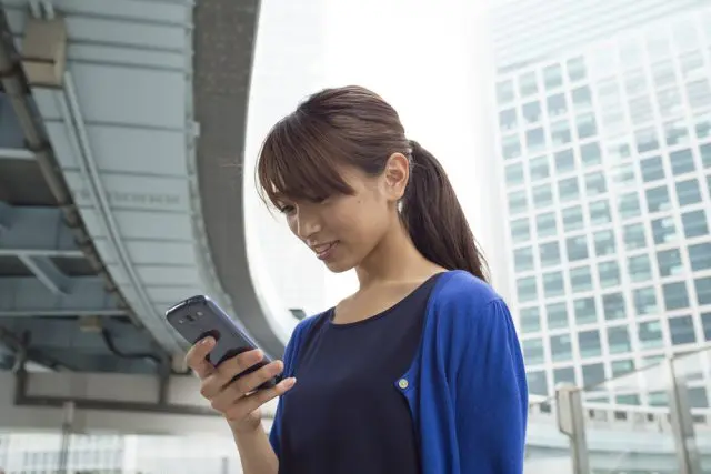 スマホを見る女性