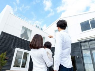 マイホームの建替えには、さまざまな諸費用が必要。 支払うタイミングも費用によって変わってきます。