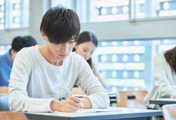 【予約奨学金とは】「予約採用」と「在学採用」の違いを解説