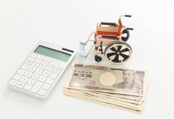 65歳以上の介護保険料、月額6000円以上も　今後はさらに上がる？　保険料はどうやって決まるのか