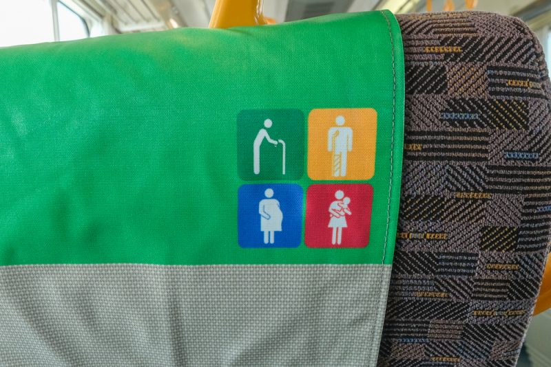 電車の優先席で「席を譲ってください」は法律的に効力があるのか？
