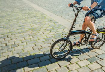 自転車が通るべきなのは車道？それとも歩道？実は状況によっては罰則も！？