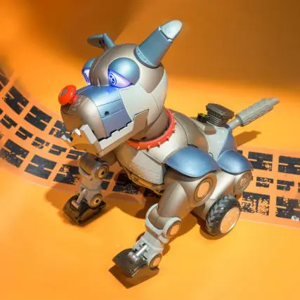 エサは電気！ペットもAIの時代。シニアの生活には必需品になるかも？最新ロボット犬事情。