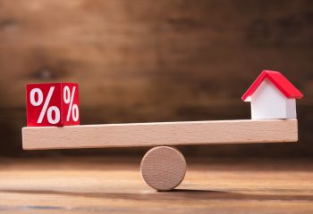 住宅ローンの金利は何を選べばいい？　固定金利と変動金利、それぞれのメリットデメリット