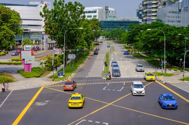 国土が東京23区とほぼ同じ！なのにシンガポールの都市部で車が渋滞しないのにはワケがある。