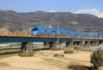 座ってらくらく通勤　首都圏で増える「通勤ライナー」