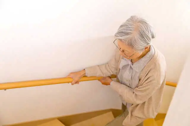 家の中で「転落」「転倒」する高齢者も、高齢期の住宅リフォームをするときに知っておくべき支援制度