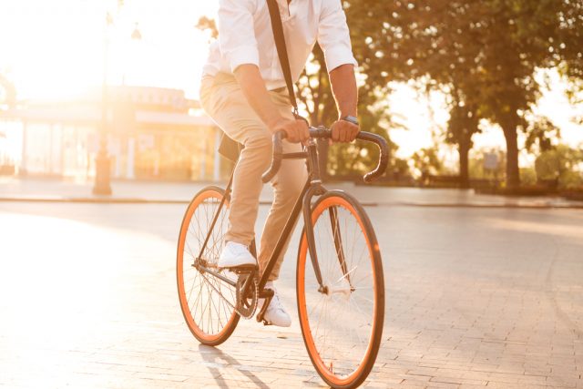 もうちょいだったなwww走行中のリアキャリアから自転車を盗もうとする泥棒