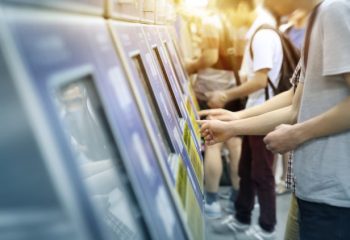 駅の発券機からお金が下ろせる？キャッシュレス社会に逆行しているように見えるサービスとは