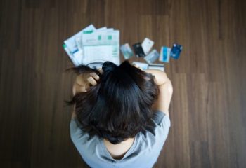 亡くなった親に借金が…相続しなきゃいけない？どう対応すればいいの？