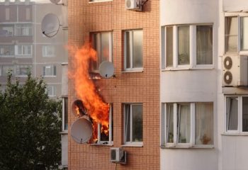 火災保険は火事だけではなく、台風、豪雨、落雷も補償？ いざという時のためにチェックしておこう