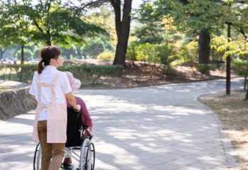 介護経験者が介護の際に最も感じた不安とは？介護に備えてどれくらい貯蓄している？