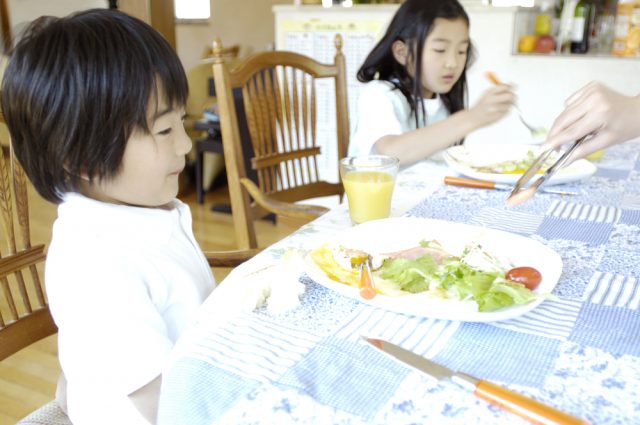 日本では 7人に1人の子どもが貧困状態 江戸川区の取り組み 子ども食堂 って一体どんなところ ファイナンシャルフィールド