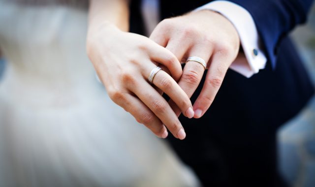 結婚指輪は「給料の3ヶ月分」はもう古い？ 最近の相場はいくらくらいなのか