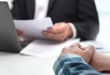 お勤めの会社が被災した場合の休業保障。「雇用保険の特例措置」って？