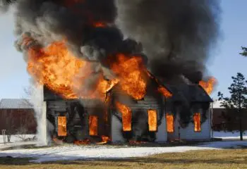 お隣さんの家に火が燃え移ってしまった…。そんな場合、火災保険では賠償責任は問われない？