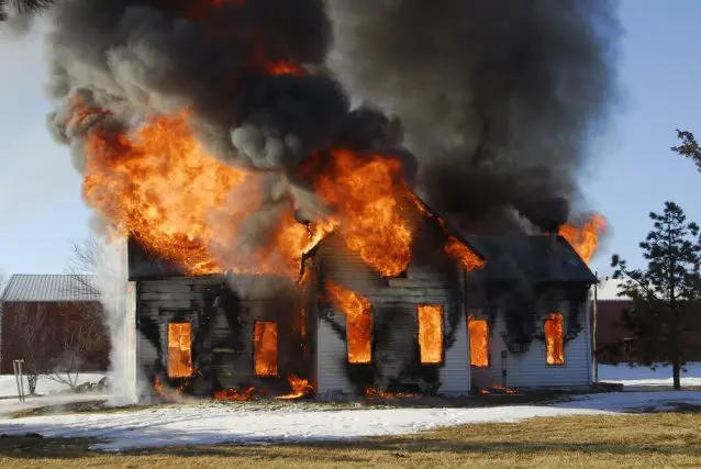 お隣さんの家に火が燃え移ってしまった…。そんな場合、火災保険では賠償責任は問われない？