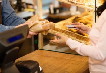 パン屋さんでパンを買うのは月1回以上という人が約半数？パン屋さんの利用実態とは