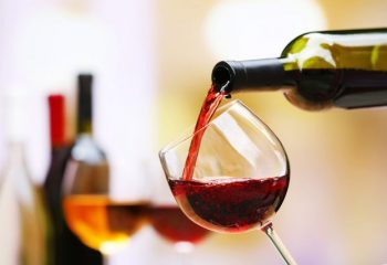 ワインの消費金額ってどれくらい？赤と白どっちがよく飲まれているの？