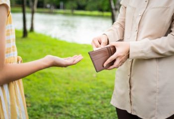 子どものお小遣いの平均はいくら？定額を渡すか、都度渡すか…どんな渡し方がいい？