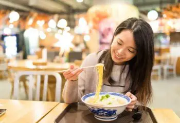 働く女性の一人外食、約30％も増加？一人飲みはどれくらい増えているのか