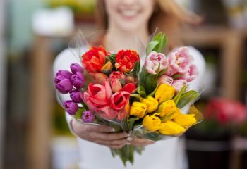 女性の半数は花をプレゼントしてもらいたい？みんなは普段どれくらい花を買っているのか