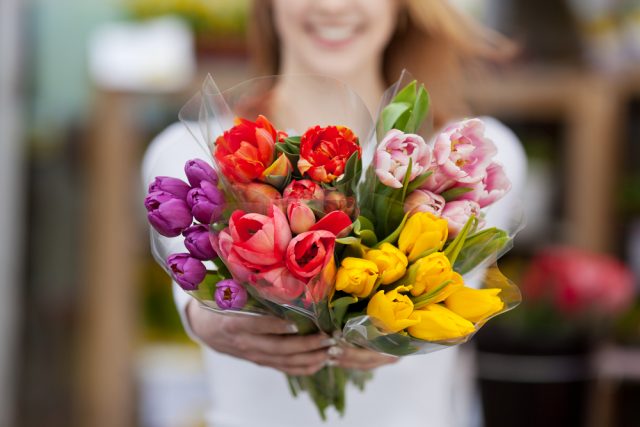 女性の半数は花をプレゼントしてもらいたい みんなは普段どれくらい花を買っているのか ファイナンシャルフィールド