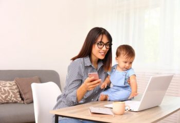 子どもを見ながらの在宅勤務、約75%が「集中できない」みんなが工夫していることって？