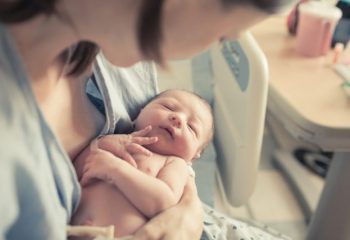 赤ちゃんの出産には、どれだけのお金がかかる？ 補助金や手当てについて
