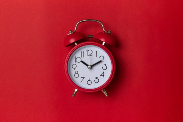 忙しいときは「早く」、暇なときは「ゆっくり」。時間の経過感覚の違いをもしも“時給”に反映してみたらどうなる？