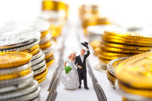 結婚することで考えられるお金の使い方やメリット・デメリットとは？