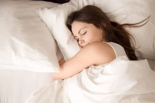 睡眠の質、低下していませんか？夜間のエアコンフル稼働で電気代はどうなる？
