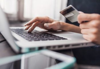 ネットショッピングの平均利用金額は？ トラブルやカードを不正利用された人の割合は？