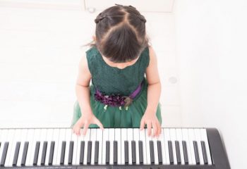 子どもの習い事、最初に始めたのは何歳？人気の習い事は？予算はいくら？