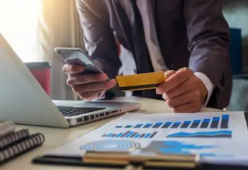 レイクで使える返済方法は何？ 返済手数料についても解説！