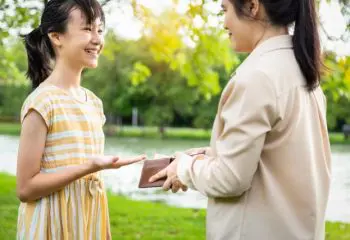 小学生のお小遣い、みんなはいくら渡してる？子どもたちは何に使っている？