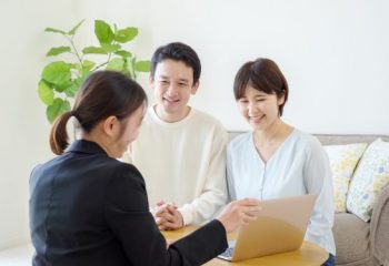 営業に言われるがまま保険の見直し…実は損する場合も？見直しの注意点とは