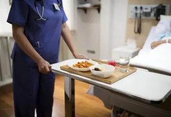 入院時の食事代はどのくらいかかる？ 軽減措置が受けられる人って？