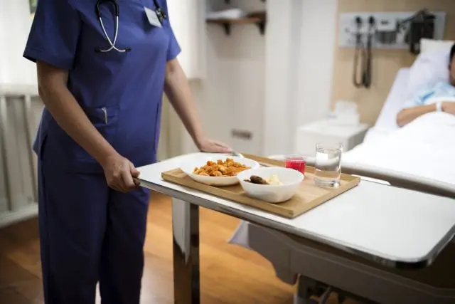 入院時の食事代はどのくらいかかる？ 軽減措置が受けられる人って？