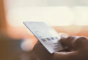 定年後もクレジットカードを使い続ける？見直しで重視するポイントは？