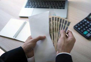 2020年の収入は前年に比べてどう変わった？追加の給付金が欲しいと思う人が約8割も