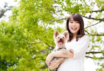 コロナ禍でペットを飼い始めた人が増えた？ 犬や猫を飼うのにかかる費用はいくら？