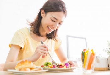 コロナ禍では食べることが楽しみ？ 3割以上の人が食にかけるお金が増えた