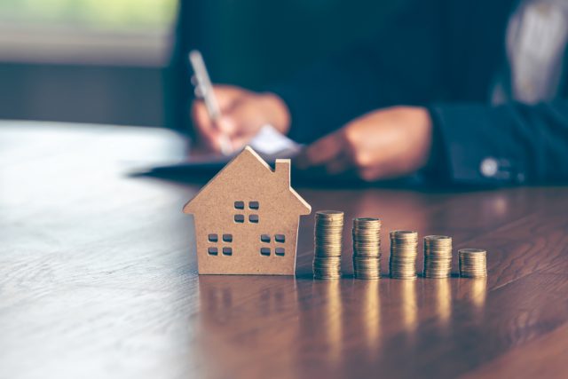 住宅ローンが払えない……家に住み続けるための対処法はある？