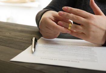 毎年3組が結婚、1組が離婚。日本の離婚事情はどうなっている？