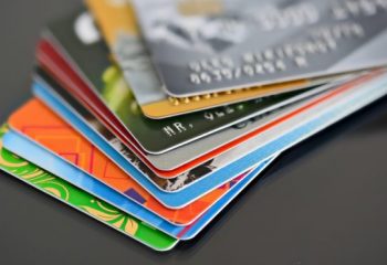 クレジットカードとデビットカードは何が違う？ それぞれの特徴や適した使い方を解説
